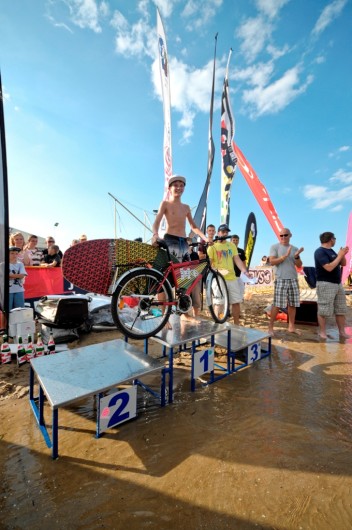 Najlepszy Junior - Jakub Kubiak z nagrodą specjalną - rowerem PAKALOLO ze specjalnym bagażniekiem na skimboard